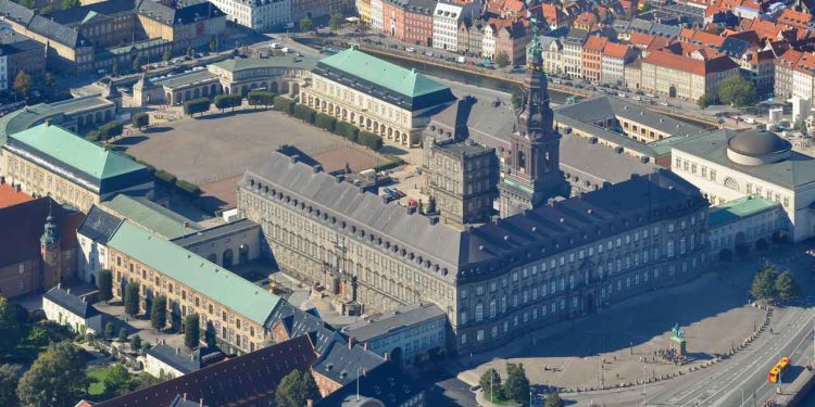 Tiden er ved at rinde ud for at nå en aftale om Fremtidens fiskeri, før sommerferien sender Folketinget på pause. Forhandlingerne har trukket ud, både internt i SVM-regeringen og med oppositionen, så nu er presset stort på forhandlerne for at lande en politisk aftale, før kalenderen siger juli og sommerferie. foto: wikipedia
