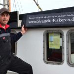 Svaneke skipper markedsfører sporbarhed med web cam og AIS. Ejeren af SvanekeFiskeren viser stolt sit link frem  Foto: Cecilie S. Hansen
