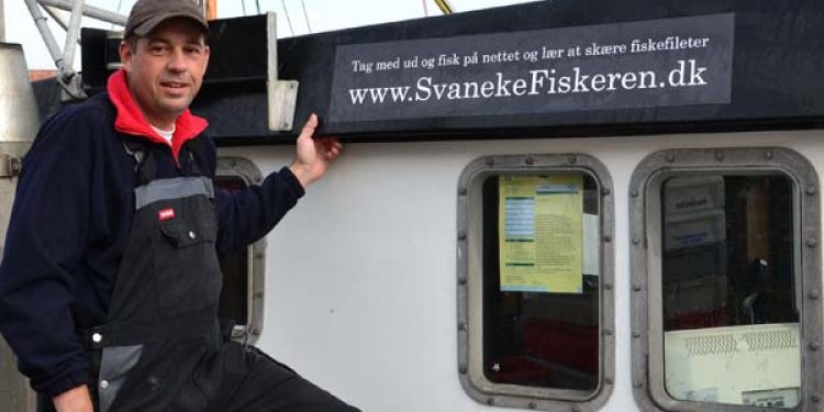Svaneke skipper markedsfører sporbarhed med web cam og AIS. Ejeren af SvanekeFiskeren viser stolt sit link frem  Foto: Cecilie S. Hansen