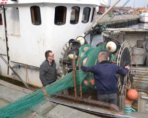 MEP'er smøger ærmerne op for fiskeriet.  Foto: Claus Larsen-Jensen og Jesper Funch Jensen tager grejer om bord inden afsejling fra Nexø Havn fredag morgen - CSH