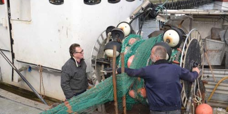 MEP'er smøger ærmerne op for fiskeriet.  Foto: Claus Larsen-Jensen og Jesper Funch Jensen tager grejer om bord inden afsejling fra Nexø Havn fredag morgen - CSH