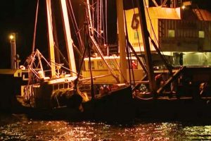 Tyske Condor er nu hævet efter det tragiske forlis.  Bjærgningsselskabets flydekran Sanne A løfter her Condor ud af vandet ved øen  Fehmarn i Tyskland - NDR.de