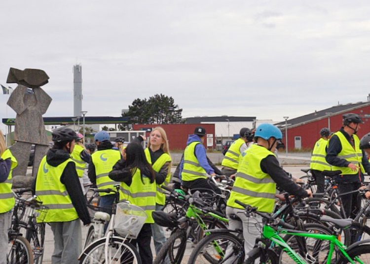 Eleverne cykler rundt i små hold og besøger tre virksomheder hver. Her møder de medarbejdere, prøver opgaver og får indblik i forskellige jobmuligheder i byen. Virksomhederne spænder bredt fra fiskeri og transport til teknik og håndværk. foto: Hirtshals Havn 