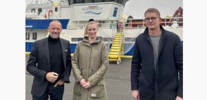 René Christensen på besøg ved Fiskeriskolen i Thyborøn. På billedet ses (tv.) René Christensen, direktør i DAPO, (midt) Heidi Bech Rønn, uddannelseskonsulent ved North Sea College, og (th.) Peter Schyum Jensen, afdelingsleder ved EUC Nordvest. DAPO