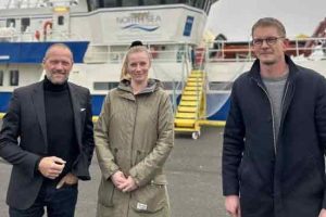 René Christensen på besøg ved Fiskeriskolen i Thyborøn. På billedet ses (tv.) René Christensen, direktør i DAPO, (midt) Heidi Bech Rønn, uddannelseskonsulent ved North Sea College, og (th.) Peter Schyum Jensen, afdelingsleder ved EUC Nordvest. DAPO