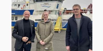 René Christensen på besøg ved Fiskeriskolen i Thyborøn. På billedet ses (tv.) René Christensen, direktør i DAPO, (midt) Heidi Bech Rønn, uddannelseskonsulent ved North Sea College, og (th.) Peter Schyum Jensen, afdelingsleder ved EUC Nordvest. DAPO