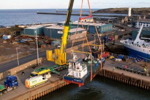 Stolt øjeblik i Aberdeen, da første nybygget båd havde ›float-out‹ i Havnen. foto: Dales Marine Services