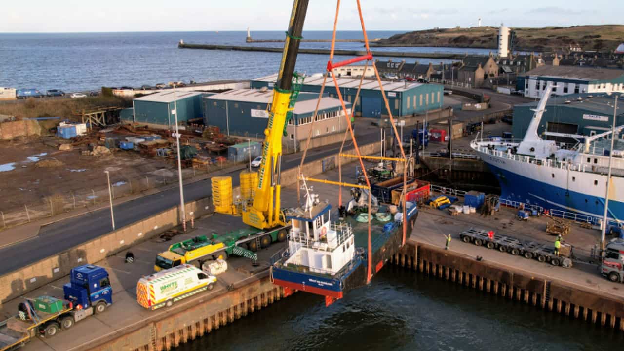 Read more about the article Stolt øjeblik i Aberdeen, da første nybygget båd havde ›float-out‹ i Havnen