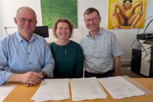 Fra venstre; Niels Dalsgaard, administrerende direktør i Musholm A /S, Heidi og Peter Holm der efter underskriften er tidligere ejere af Lundby Fisk og nye medarbejdere hos Musholm A/S Foto: Musholm A/S