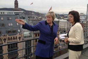 Den norske Fiskeriminister ønsker makrelforhandlingerne afsluttet inden jul.  foto:  Den norske Fiskeri- og Kystminister Elisabeth Aspaker og den Europæiske Fiskerikommissær Maria Damanaki - European Commission