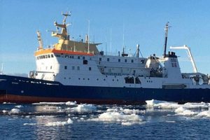 Dansk forskningsskib »Dana« leder et tværfagligt togt i Grønlandshavet og kortlægger smeltevandsstrømme, havbund og plankton – en nøglemission i kampen mod klimaforandringer. foto: DTU