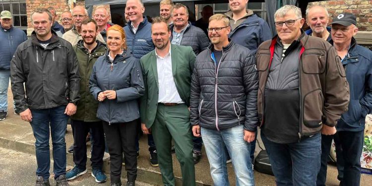 Opbakning til Vilsund Blues »happyning« ved Christiansborg tirsdag den 27. maj 2025 - foto: vilsund Blue