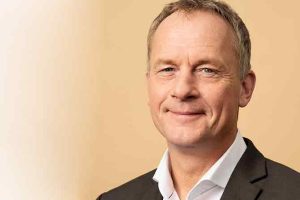 Kim Edberg Andersen overtager posten som fiskeriordfører for Danmarksdemokraterne. Det skete torsdag den 23. april. Han varsler en kritisk kurs mod den eksisterende fiskeriaftale og en utrættelig kamp mod det, han kalder et direkte angreb på erhvervet. foto: ft.dk