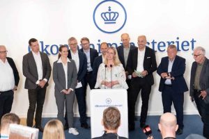 I en tid, hvor Danmark på den ene side råber op om krigsberedskab og truer med en krigsskat i kølvandet på en militær konflikt, udspiller der sig en helt anden, barok og nærmest naiv kamp på hjemmefronten. Vores fødevareforsyning – den grundpille, der sikrer nationens overlevelse under krig – trues af ugennemtænkte grønne tiltag, som kan lamme hele brancher. foto: Regeringen.dk