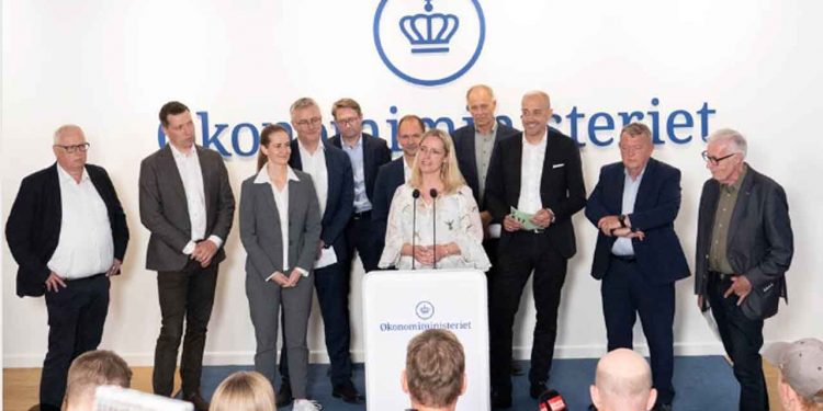 I en tid, hvor Danmark på den ene side råber op om krigsberedskab og truer med en krigsskat i kølvandet på en militær konflikt, udspiller der sig en helt anden, barok og nærmest naiv kamp på hjemmefronten. Vores fødevareforsyning – den grundpille, der sikrer nationens overlevelse under krig – trues af ugennemtænkte grønne tiltag, som kan lamme hele brancher. foto: Regeringen.dk