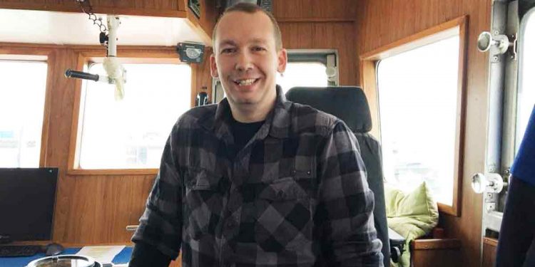 Sæsonens fisk på Havnen i Hvide Sande.  Foto: Skipper Dennis Bierbaum på RI 244 »Rikke Høy« - fra Kend din Fisker