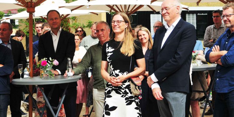 Der var både fest og følelsesladede taler i sidste uge, da DTU Aqua markerede direktørskiftet fra Fritz Köster til Anna Rindorf. Omkring 200 gæster var mødt frem for at sige farvel til den afgående direktør og byde den nye velkommen. foto: Anne Trap-Lind DTU