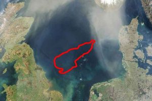 Den internationale voldgiftsret i Haag skal tage stilling til en konflikt, der har sat dansk fiskeri i en svær situation. Sagen drejer sig om briternes pludselige forbud mod tobis-fiskeri i dele af Nordsøen, hvilket EU mener er et brud på Brexit-aftalen. Men bag kulisserne lurer dog vindmølleindustriens interesser i området. De støtter forbuddet mod fiskeri af tobis, så de kan udvide havvindmølleprojekter her uden at kompromittere miljømål. kortudsnit