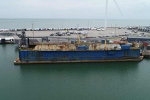 Efter mere end 38 år i Hirtshals Havn er det karakteristiske pejlemærke, »Nordsøkatedralen« – den store flydedok, nu fortid. I weekenden blev den bugseret ud af havnen, og rejsen går nu videre mod Estland, hvor den skal have sin næste rolle. foto: Karsten Mølgaard