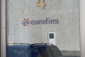 Der står nu Eurofins Steins på indgangsdøren til TripleNine’s laboratorier. Foto: TripleNine