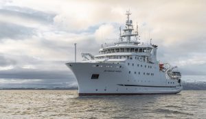 I 50 år har det norske forskningsskib »Dr. Fridtjof Nansen« sejlet verden rundt og hjulpet lande med at forstå og beskytte deres havmiljø. Programmet er ét af verdens ældste bistands-programmer for fiskeri, og i dag arbejdes der også med klima, forurening og hele havets økosystem. foto: HI.no