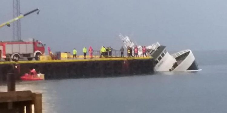 Video: Søndag morgen sank en islandsk trawler i Havnen i det østlige Island. Foto: Vigfus Markusson