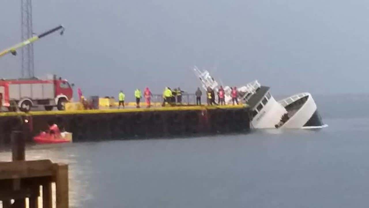 Read more about the article Video: Søndag morgen sank en islandsk trawler i Havnen i det østlige Island