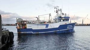 Den velkendte færøske trawler Dýrindal, der siden 2002 har været en fast del af flåden, har kastet los for sidste gang under færøsk flag. Skibet er solgt til et afrikansk rederi og skal fremover fiske rejer ud for Gambias kyst. foto: HAK Fiskur.fo