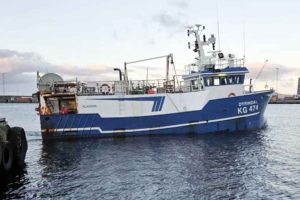 Den velkendte færøske trawler Dýrindal, der siden 2002 har været en fast del af flåden, har kastet los for sidste gang under færøsk flag. Skibet er solgt til et afrikansk rederi og skal fremover fiske rejer ud for Gambias kyst. foto: HAK Fiskur.fo