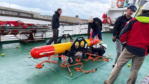 Robotterne, udviklet af det amerikanske Monterrey Bay Aquarium Research Institute (MBARI), vejer hver 150 kg og kan fjernstyres til at indsamle miljø-DNA over store afstande. De kan operere automatisk og har en rækkevidde på op til 1.000 km, hvilket gør dem ideelle til at overvåge store områder som havvindmølleparkerne ved Horns Rev 2. foto: DTU Aqua