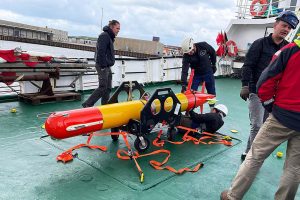 Robotterne, udviklet af det amerikanske Monterrey Bay Aquarium Research Institute (MBARI), vejer hver 150 kg og kan fjernstyres til at indsamle miljø-DNA over store afstande. De kan operere automatisk og har en rækkevidde på op til 1.000 km, hvilket gør dem ideelle til at overvåge store områder som havvindmølleparkerne ved Horns Rev 2. foto: DTU Aqua