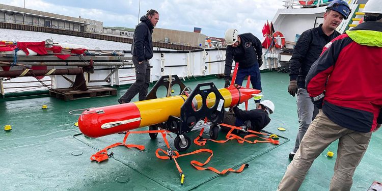 Robotterne, udviklet af det amerikanske Monterrey Bay Aquarium Research Institute (MBARI), vejer hver 150 kg og kan fjernstyres til at indsamle miljø-DNA over store afstande. De kan operere automatisk og har en rækkevidde på op til 1.000 km, hvilket gør dem ideelle til at overvåge store områder som havvindmølleparkerne ved Horns Rev 2. foto: DTU Aqua