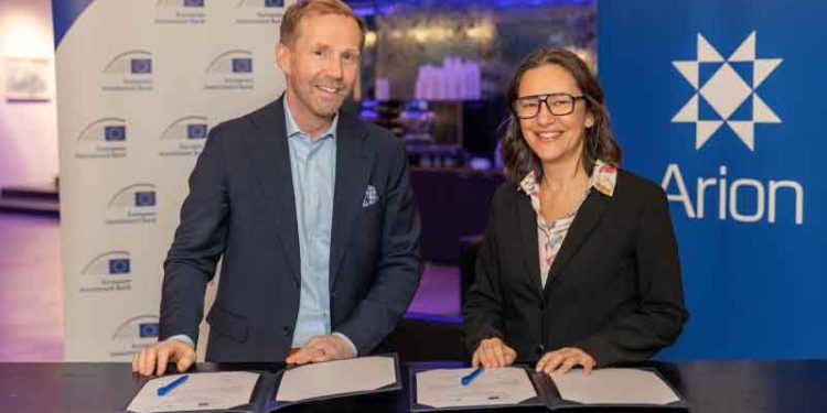 Her skriver, Den Europæiske Investeringsbank (EIB), at de har indgået en aftale om et lån på 100 millioner euro til den islandske Arion Bank. Målet er at styrke finansieringen af bæredygtigt fiskeri, seafood-forarbejdning, landbaseret akvakultur samt opdræt af fisk og alger i den arktiske region. foto: EIB