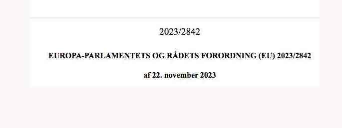 EU vedtog i 2023 forordning (EU) 2023/2842, som ændrer kontrolforordningen (EF) nr. 1224/2009. Ændringerne træder i kraft den 10. januar 2026 og har til formål at styrke sporbarheden i værdikæden for fiskeri- og akvakulturprodukter (FAP). Regelværket indfører nye krav til lagring og digital overførsel af partioplysninger for FAP, som falder ind under kapitel 3 i HS-nomenklaturen (Harmonized System), der er det internationale vareklassifikationssystem, som bruges globalt til told, handel og statistik.