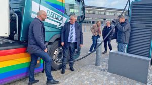 Det blev formand for Folketingets Transportudvalg, Rasmus Prehn, og Borgmester Søren Smalbro, der skulle lade den første lastbil. Lotte Vang, chef for grøn omstilling i Hjørring Kommune, fik lov at lade den første bus. foto: Hirtshals Havn