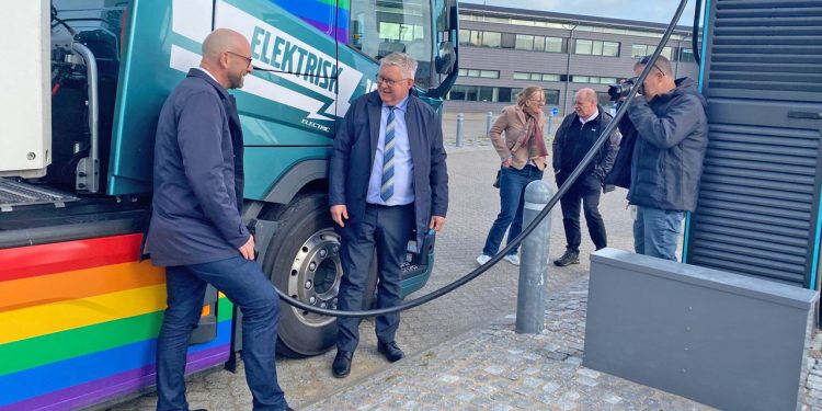 Det blev formand for Folketingets Transportudvalg, Rasmus Prehn, og Borgmester Søren Smalbro, der skulle lade den første lastbil. Lotte Vang, chef for grøn omstilling i Hjørring Kommune, fik lov at lade den første bus. foto: Hirtshals Havn