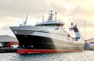 Også fabrikstrawleren **Emerald** er vendt hjem efter fiskeri i samme område. Her blev der landet 540 tons fileter, 100 tons fiskemel og 8 tons ensilage, som er produceret under fiskeriet.  foto: Kiran J 