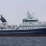 Efter en ti uger lang tur i Barentshavet har den færøske rejetrawler »Emerald« landet en solid rejefangst i Nordnorge. Efter besætningsskift og bunkring er skibet nu returneret til fiskepladserne. foto Kiran J