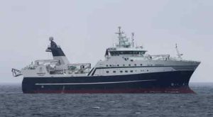 Efter en ti uger lang tur i Barentshavet har den færøske rejetrawler »Emerald« landet en solid rejefangst i Nordnorge. Efter besætningsskift og bunkring er skibet nu returneret til fiskepladserne. foto Kiran J