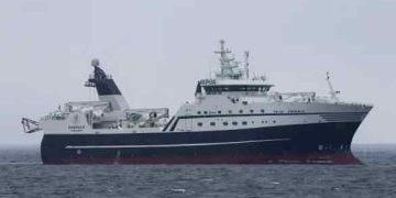 Efter en ti uger lang tur i Barentshavet har den færøske rejetrawler »Emerald« landet en solid rejefangst i Nordnorge. Efter besætningsskift og bunkring er skibet nu returneret til fiskepladserne. foto Kiran J