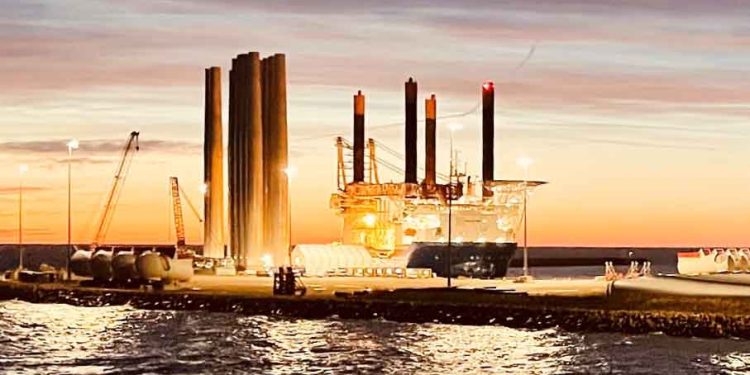 Danmarks største energiprojekt får nyt liv med tysk hjælp – Med projektet etableres en el-handelsforbindelse mellem Danmark og Tyskland og en samlet havvindkapacitet på 3 GW. Energi-øen leverer på ambitionerne om et mere sammenhængende og robust europæisk energisystem, der kan øge forsyningssikkerheden og give grøn strøm og lavere energipriser til millioner af husstande og virksomheder. foto: Bornholm Agency