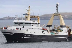 Den færøske filet-trawler **Enniberg** lander 800 tons i Tórshavn efter tre måneders fiskeri i Barentshavet. foto: wikip