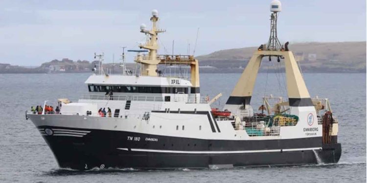Den færøske filet-trawler **Enniberg** lander 800 tons i Tórshavn efter tre måneders fiskeri i Barentshavet. foto: wikip