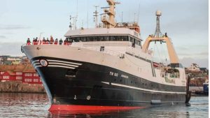 Færøsk trawler lander fangst i Kårvikahamn. Efter en periode med mindre godt fiskeri er fiskefartøjet »Enniberg« nu tilbage på Færøerne efter et fiskeri af cirka 550 tons rejer fanget i Barentshavet. foto: Sverri Egholm