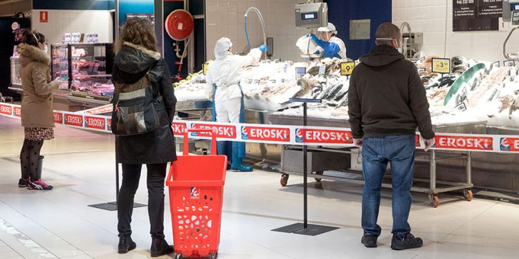 Eroski, er en stort spansk kooperativ supermarkedskæde, der sælger bæredygtig fisk i alle afskygninger. De har flyttet en del af sine medarbejdere fra kontoret og ud på butiksgulvet. 