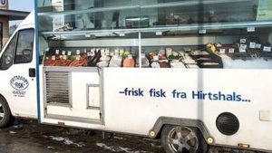 Fiskehandler delte overskudsfisk ud til trængende familier foto: Ertmann Fisk