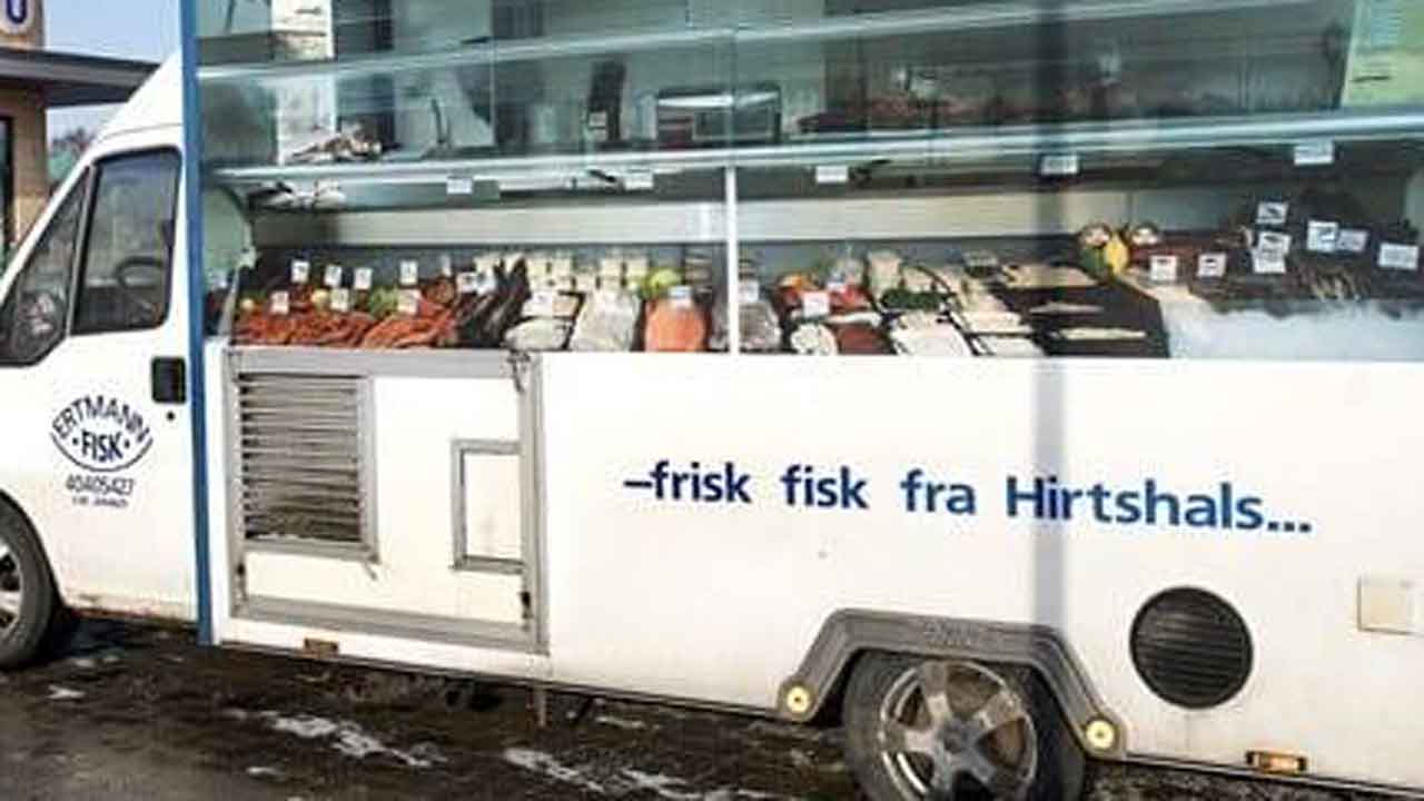 Read more about the article Fiskehandler delte overskudsfisk ud til familier i nød