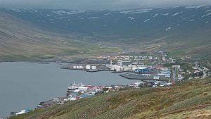 I Island landede trawleren **Christian í Grótinum** i sidste uge en last på 3.400 tons blåhvilling i Eskifrði, som de har fisket i islandsk farvand.  foto: snapshot GM