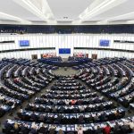 En ny handelsaftale mellem EU og USA er rykket et vigtigt skridt nærmere efter godkendelse i Europa-Parlamentet. Aftalen skal skabe større stabilitet om handel og told – og det kan få stor betydning for dansk eksport af fisk og skaldyr til det amerikanske marked. foto: wikipedia