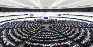 En ny handelsaftale mellem EU og USA er rykket et vigtigt skridt nærmere efter godkendelse i Europa-Parlamentet. Aftalen skal skabe større stabilitet om handel og told – og det kan få stor betydning for dansk eksport af fisk og skaldyr til det amerikanske marked. foto: wikipedia